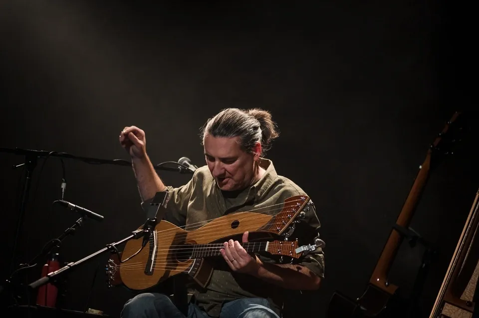 Claude Laflamme avec sa guitare-harpe